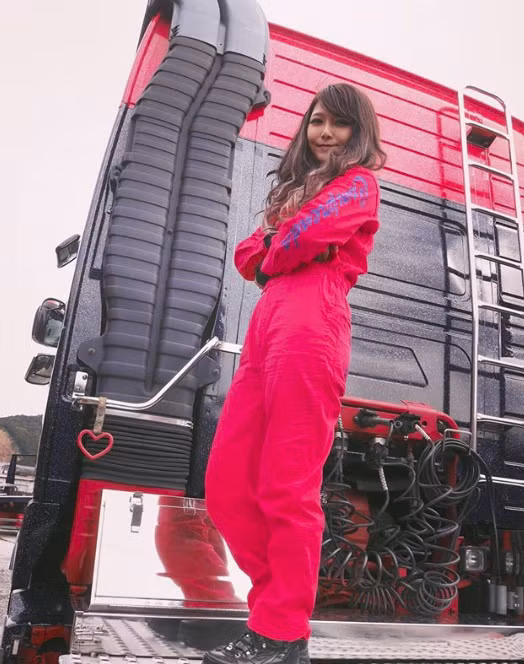 Chiem nguong nu tai xe xe tai xinh dep, nong bong-Hinh-2