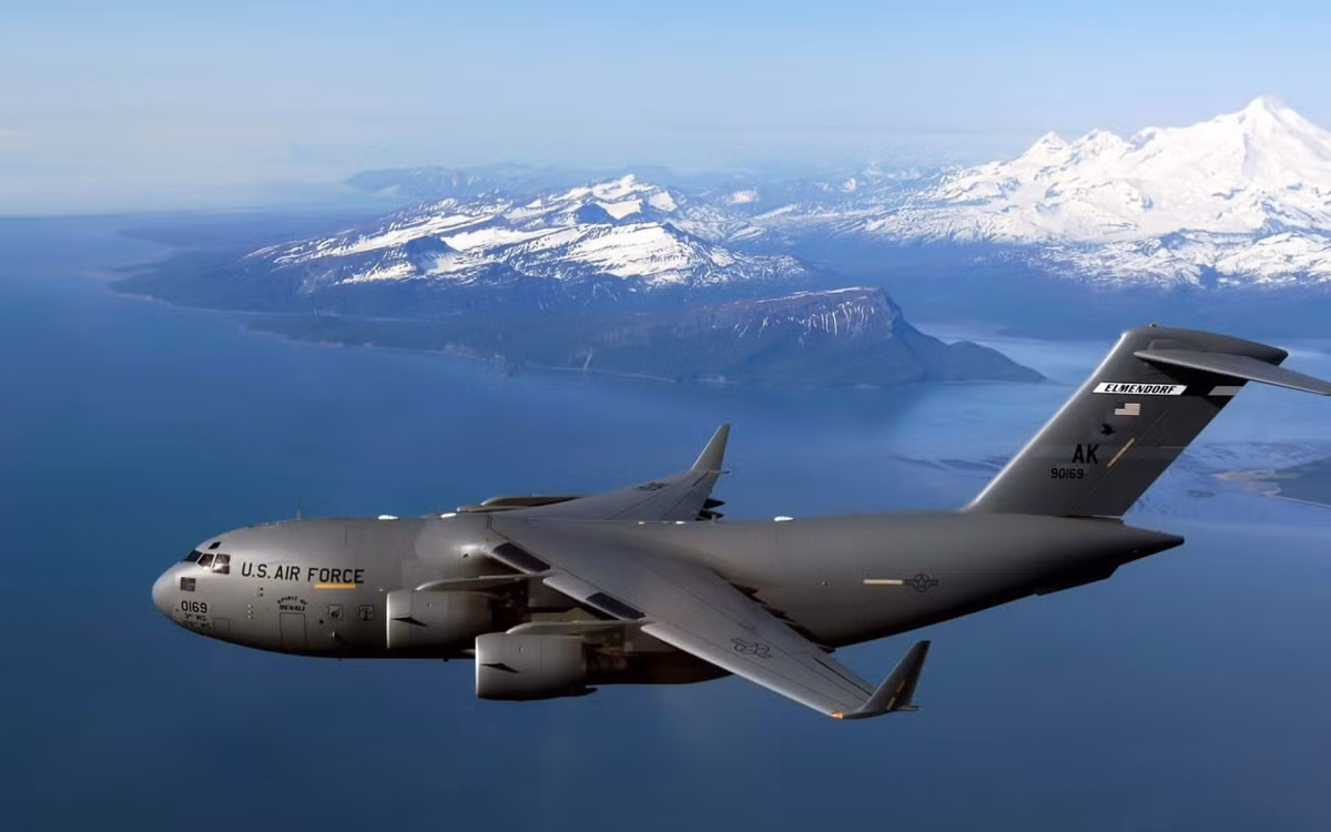 Để đưa cỗ máy khổng lồ này lên trời cần đến 4 động cơ phản lực Pratt &amp; Whitney PW2000, lực đẩy 180 kN/chiếc, tốc độ hành trình 829 km/h. Máy bay có phạm vi hoạt động 4.482 km với nhiên liệu nội bộ, nếu được tiếp nhiên liệu trên không, tầm bay có thể đạt tới 10.000 km. Nguồn ảnh: Wikipedia.