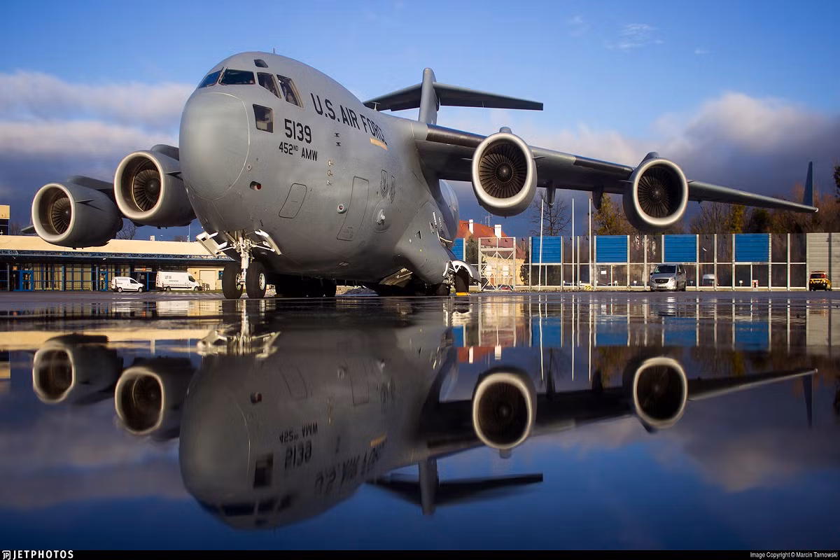 So với dòng máy bay vận tải hạng nặng Ilyushin Il-76 của Nga, Boeing C-17 được đánh giá cao hơn không chỉ về khả năng vận tải, mà cả về trang thiết bị hàng không tiên tiến. Nguồn ảnh: Wikipedia.