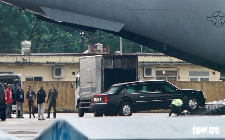 Boeing C-17 Globemaster III là một trong những máy bay vận tải quân sự chủ lực của Không quân Mỹ. Được tập đoàn McDonnell Douglas, nay thuộc Boeing chế tạo và bàn giao cho Không quân Mỹ vào đầu những năm 1990, C-17 nhanh chóng trở thành cầu hàng không chiến lược của Không quân Mỹ. Nguồn ảnh: Tuổi Trẻ.