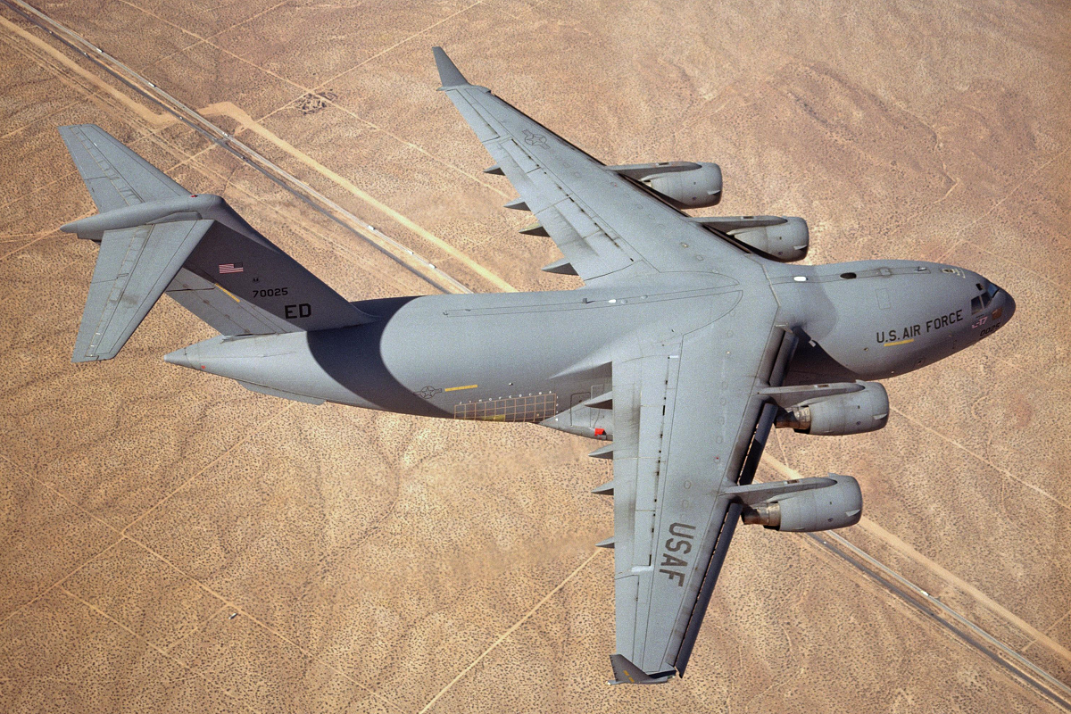 Theo tập đoàn Boeing, Không quân Mỹ đang vận hành khoảng 223 chiếc C-17 tại 12 căn cứ trong và ngoài nước. C-17 cùng với C-130 và máy bay vận tải quân sự hạng nặng C-5M Galaxy giúp Không quân Mỹ đảm bảo cầu hàng không chiến lược trong mọi tình huống trên toàn thế giới. Nguồn ảnh: Wikipedia.
