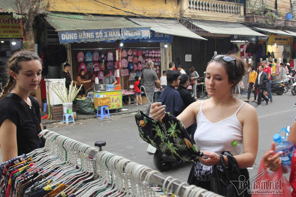 Khach Tay hao huc 'san' hang dong tren via he pho co ngay Tet-Hinh-12