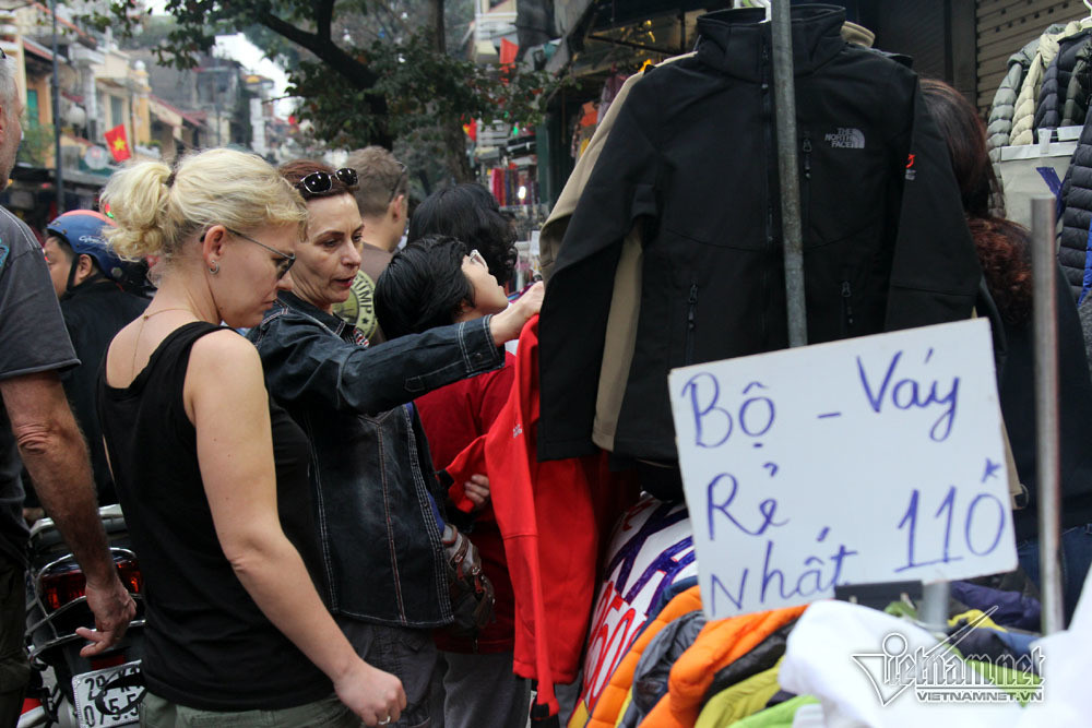 Khach Tay hao huc 'san' hang dong tren via he pho co ngay Tet-Hinh-6