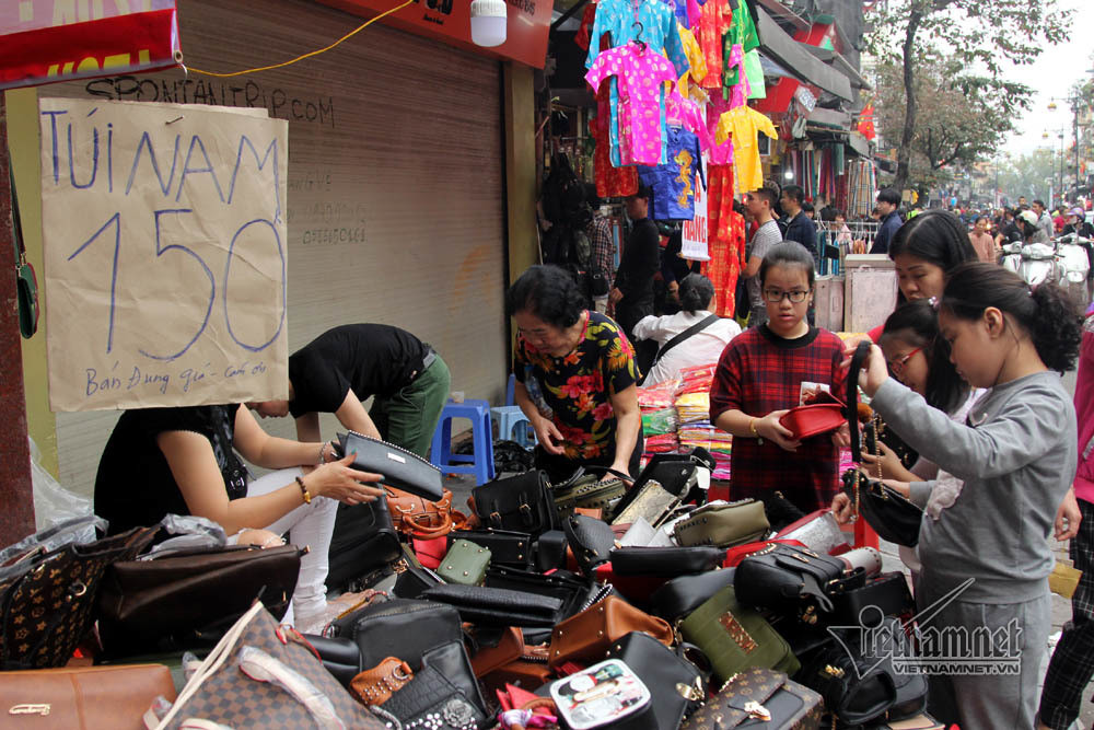 Khach Tay hao huc 'san' hang dong tren via he pho co ngay Tet-Hinh-3