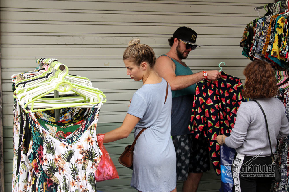 Khach Tay hao huc 'san' hang dong tren via he pho co ngay Tet-Hinh-10