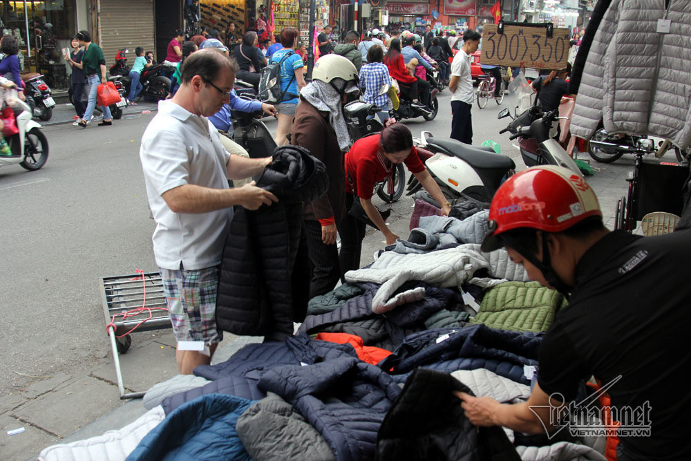 Khach Tay hao huc 'san' hang dong tren via he pho co ngay Tet-Hinh-14