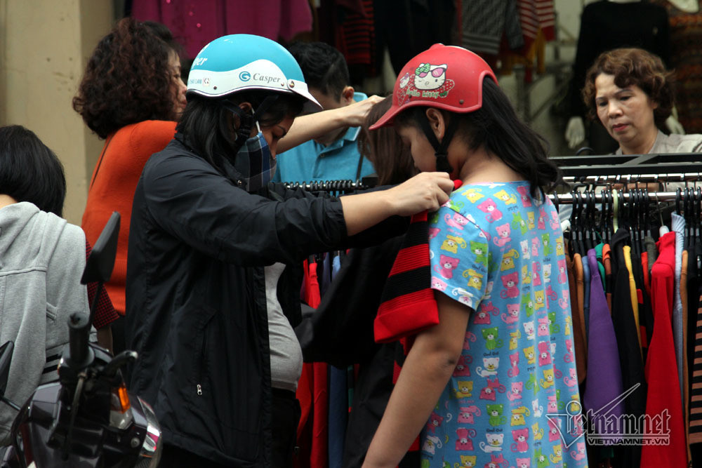 Khach Tay hao huc 'san' hang dong tren via he pho co ngay Tet-Hinh-15