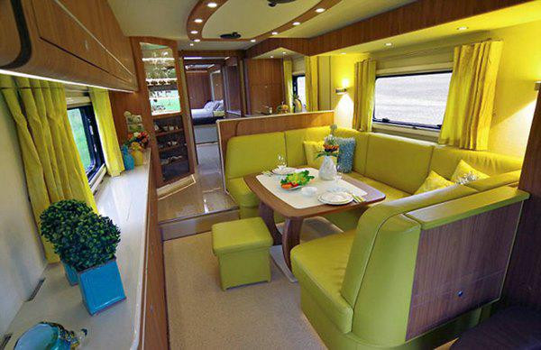 Bên trong xe được thiết kế giống như một căn hộ nhỏ với đầy đủ các không gian tiếp khách, bếp nấu, phòng ngủ, nhà vệ sinh...