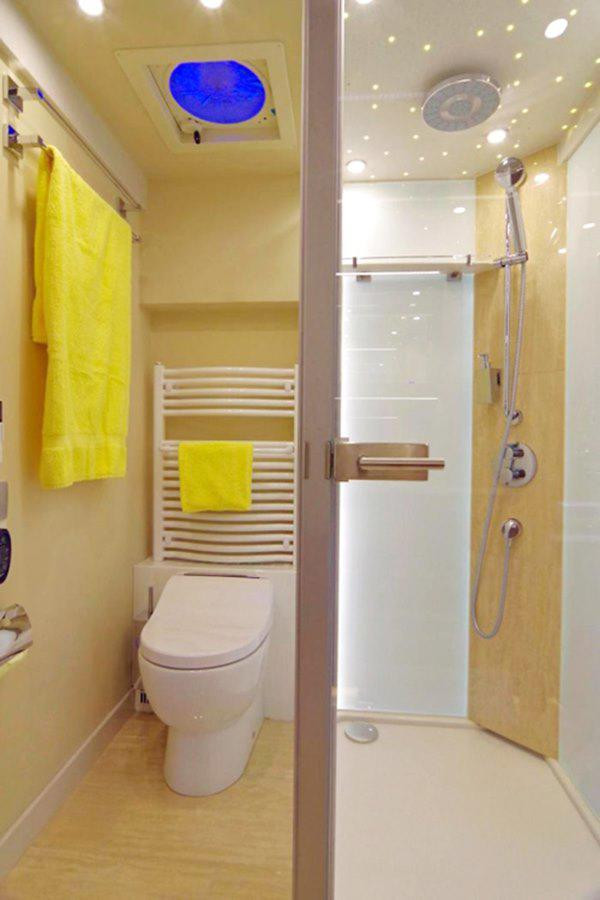 Phòng tắm và nhà vệ sinh dù nhỏ nhưng được thiết kế khu vực khô – ướt rõ ràng và đều được trang bị máy sưởi.