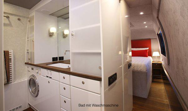 Thậm chí chiếc xe còn được trang bị cả máy giặt và bồn rửa vệ sinh hiện đại.