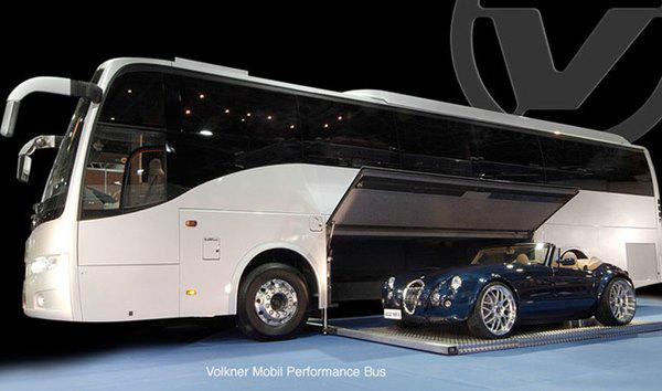 Điều đặc biệt chính là chiếc xe có thể chứa thêm cả 01 chiếc xe oto từ Ferrari cho đến Mercedes.