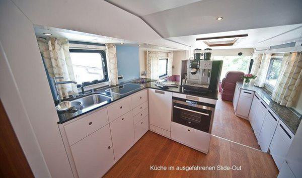 ...từ lò vi sóng, lò nướng, máy xay sinh tố, kệ bát đĩa đến bồn rửa rau củ.