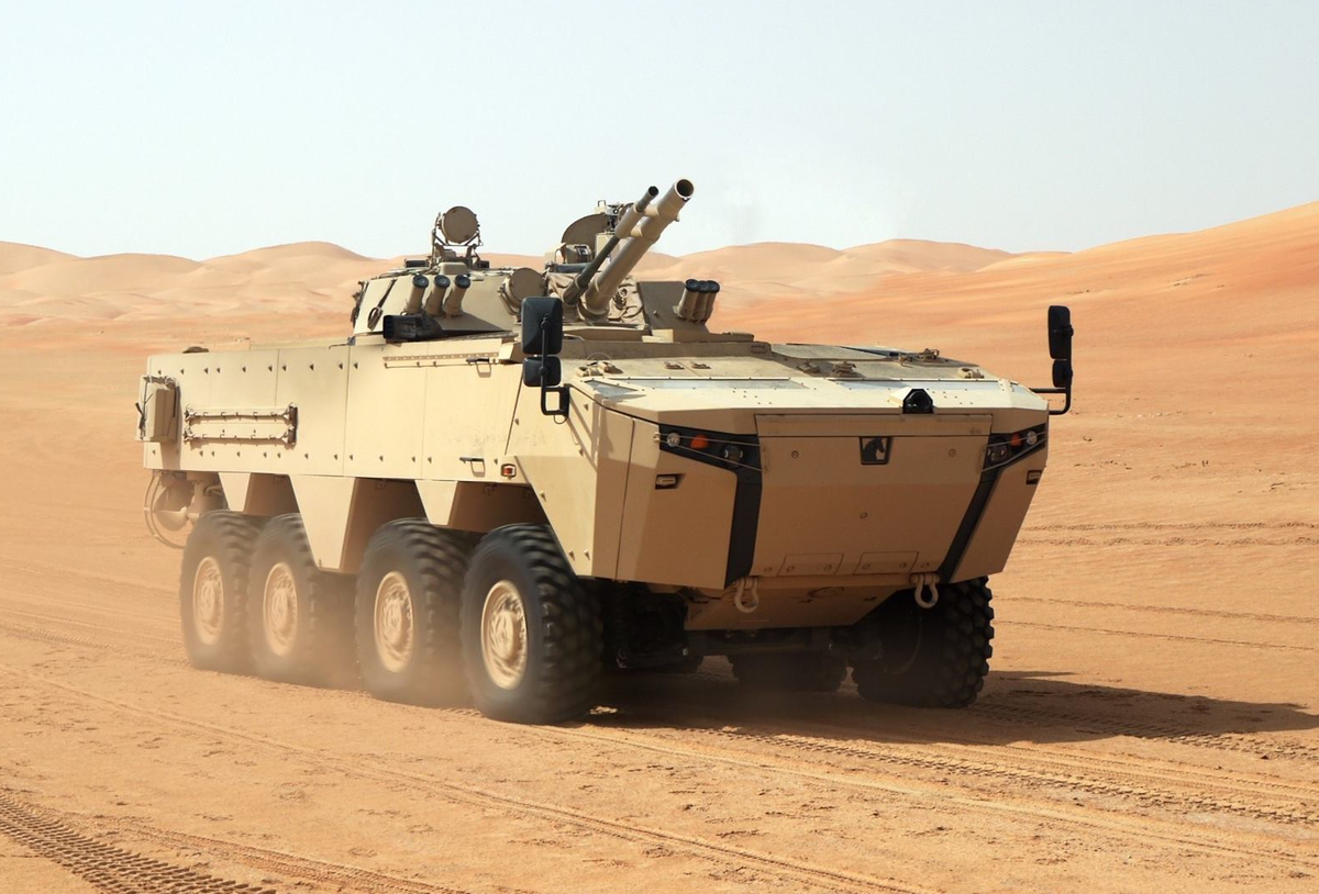 Vũ khí chính của xe thiết giáp Rabdan vẫn là khẩu pháo nòng xoắn 2A70 cỡ 100 mm được ổn định hai mặt phẳng, có thể bắn đạn nổ phá mảnh HE-FRAG thông thường cũng như tên lửa chống tăng có điều khiển (ATGM) dẫn đường bằng laser 9M117 Bastion. Vũ khí phụ của Rabdan là pháo tự động 30 mm 2A72 đồng trục với pháo chính và súng máy 7,62 mm. Nguồn ảnh: military-today.