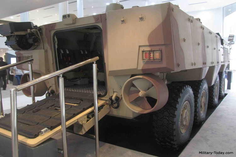 Chiếc IFV này được vận hành bởi kíp lái 3 người (trưởng xe, xạ thủ, lái xe) và mang được 9 lính bộ binh với trang bị đầy đủ, binh lính ra vào thông qua cửa đuôi để được bảo vệ bởi lớp giáp. Xe còn có cửa quan sát và lỗ châu mai để tác xạ súng bộ binh, chỉ huy và lái xe sử dụng cửa riêng bố trí phía trái thân và dĩ nhiên là khoang xe có khả năng phòng chống vũ khí hủy diệt hàng loạt (NBC). Nguồn ảnh: military-today.