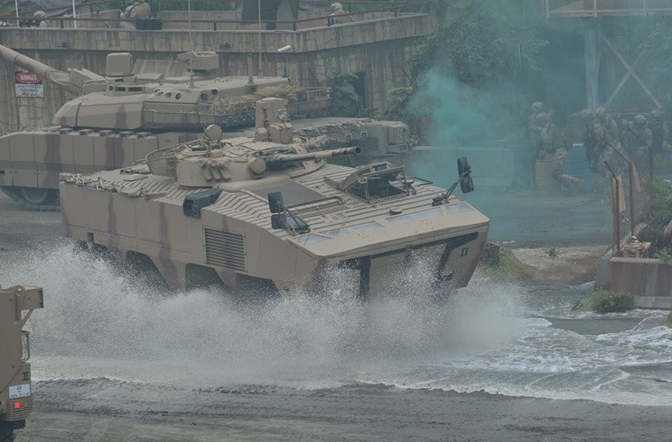 Được biết, trong giai đoạn 1992 - 2000, Quân đội UAE đã tiếp nhận tổng cộng 650 chiếc BMP-3 từ Nga, đưa họ trở thành khách hàng lớn nhất của dòng IFV này. Mặc dù đánh giá tích cực nhưng Riyadh vẫn cảm thấy chưa hài lòng với BMP-3, họ muốn có một chiếc thiết giáp bánh lốp với cấu hình 8x8 mang lại độ cơ động cao hơn nhưng vẫn phải giữ nguyên sức mạnh của BMP-3. Nguồn ảnh: Jane’s.