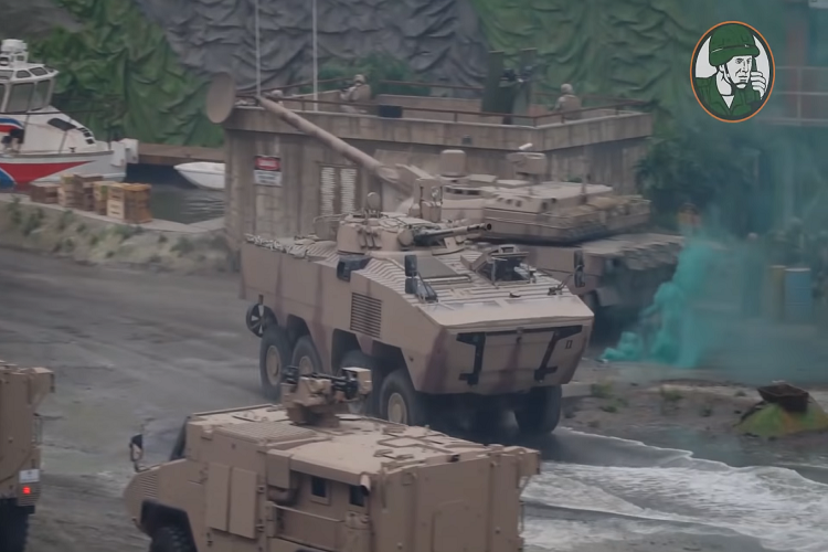 Về cơ bản Rabdan có thể được xem như là một biến thể bánh lốp của xe chiến đấu bộ binh BMP-3 của Nga, khi nó sử dụng lại tổ hợp tháp pháo Bakhcha-U của BMP-3 tuy nhiên khung thân cơ sở của xe lại là Otokar Arma của Thổ Nhĩ Kỳ. Trong ảnh (ở giữa) là xe chiến đấu bộ binh Rabdan của Quân đội UAE biểu diễn tại triển lãm IDEX 2019. Nguồn ảnh: Army Recognition.