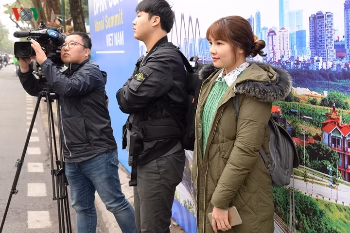 Đội quay của hãng JTBC còn sử dụng thêm hướng dẫn viên người Việt (bìa phải) để hỗ trợ hoạt động tác nghiệp.