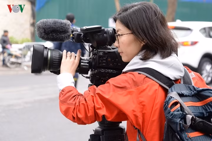 Nữ quay phim của hãng truyền hình đối ngoại Nhật Bản NHK.