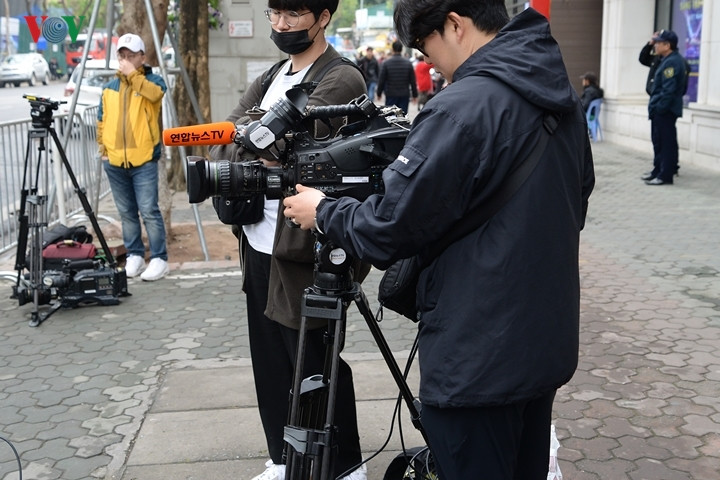 Quay phim của hãng thông tấn Hàn Quốc Yonhap có mặt từ rất sớm để chiếm lĩnh vị trí thuận lợi.