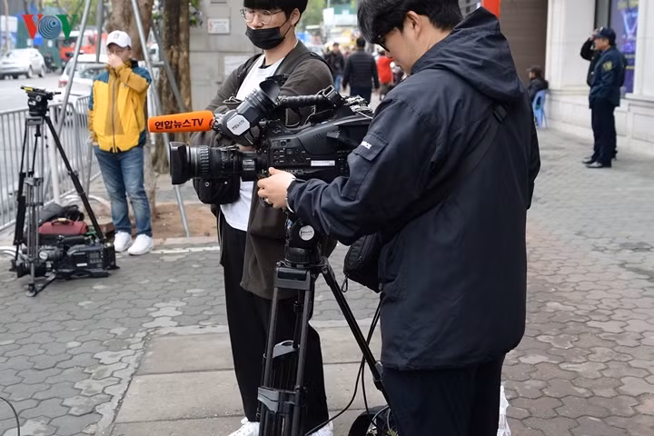 Quay phim của hãng thông tấn Hàn Quốc Yonhap có mặt từ rất sớm để chiếm lĩnh vị trí thuận lợi.