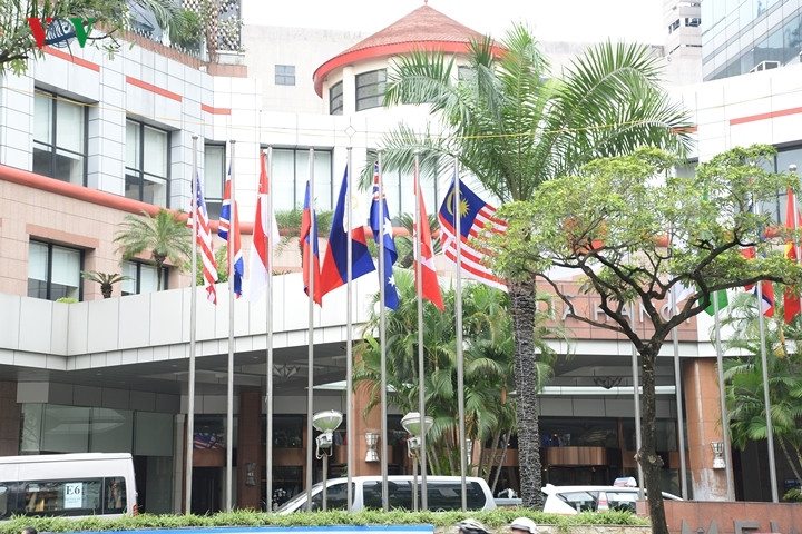 Khách sạn Melia ở trung tâm Hà Nội, nơi xuất hiện nhiều nhân viên cảnh sát, an ninh Việt Nam và phóng viên nước ngoài.