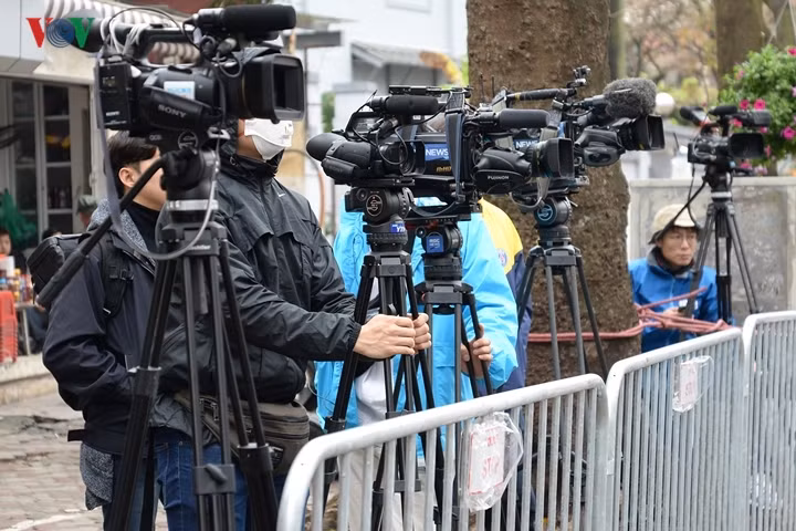Dàn máy quay của các phóng viên quốc tế có mặt trên phố Lý Thường Kiệt, Hoàn Kiếm, Hà Nội vào sáng 25/2/2019.