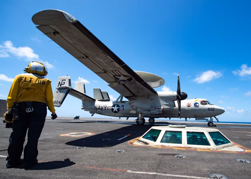 Máy bay chỉ huy và cảnh báo sớm trên không E 2C Hawkeye chuẩn bị cất cánh. Radar trên máy bay có tầm trinh sát tới 400 km giúp mở rộng phạm vi cảnh giới và chỉ huy phi đội chiến đấu.
