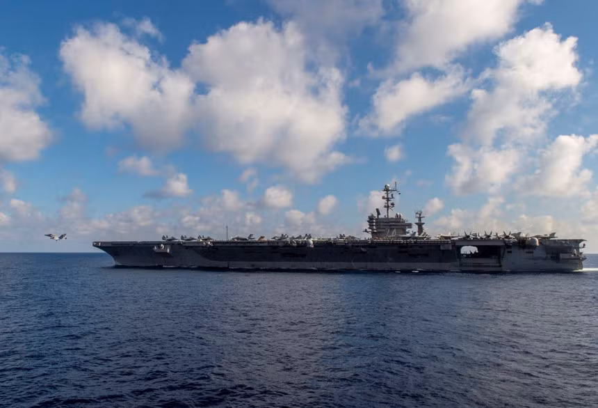 Một tiêm kích F/A-18 E/F Super Hornet cất cánh từ tàu sân bay USS John C. Stennis cùng các tàu hộ tống sẽ tiếp tục hoạt động trên Biển Đông trong thời gian Tổng thống Donald Trump ở Việt Nam để hội đàm cùng Chủ tịch Triều Tiên Kim Jong Un.