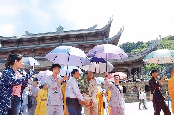 Dai gia chay truong va nhung sieu du an tam linh (37)