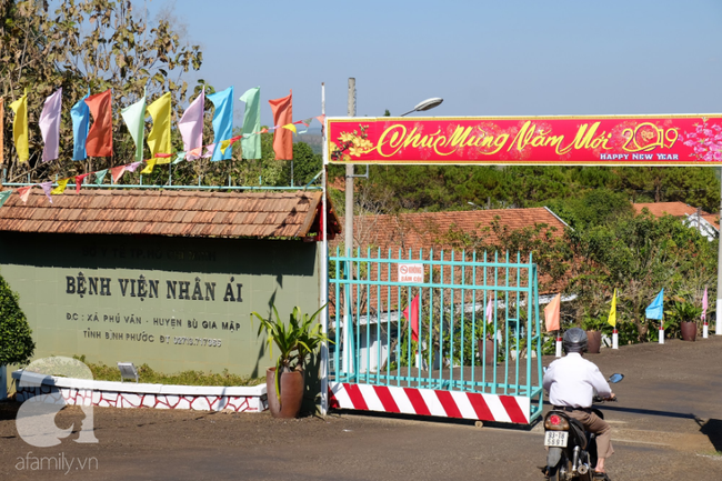 Dieu duong bo vo con dem giao thua, lao di cuu benh nhan HIV