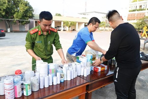 Ha Tinh: Hoc sinh giao nop hon 20kg phao, thuoc phao truoc giao thua