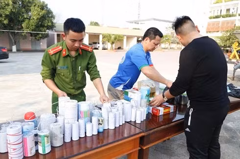 Ha Tinh: Hoc sinh giao nop hon 20kg phao, thuoc phao truoc giao thua