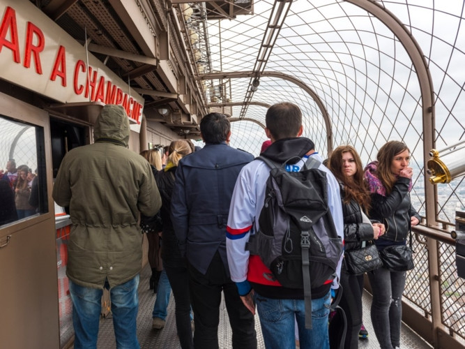 Và khi tới được đỉnh tháp rồi, bạn cũng không thể thảnh thơi chiêm ngưỡng Paris từ trên cao khi bị vây chặt xung quanh bởi vô số du khách khác.