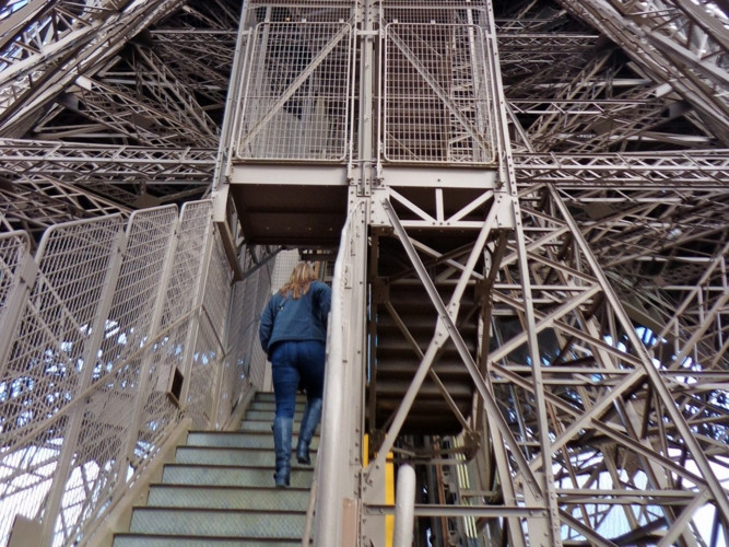 Nếu không bạn sẽ phải đi bộ 674 bậc thang để lên được tầng 2 của tháp Eiffel trong khoảng từ 30 - 45 phút.