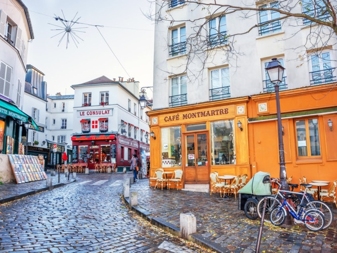 Khu phố Montmartre nằm trên một ngọn đồi có tầm nhìn bao quát Paris là một trong những khu phố nổi tiếng nhất với du khách.