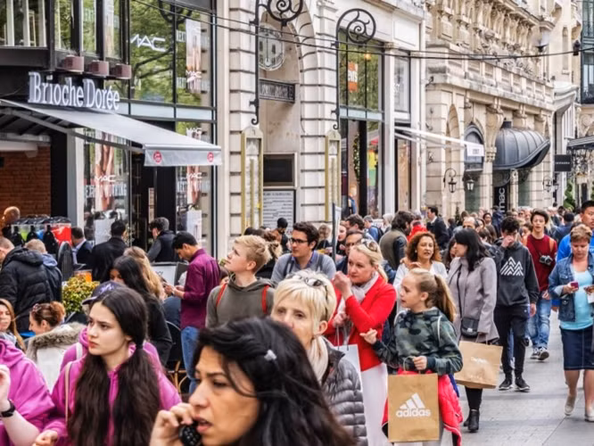 Tuy nhiên, hầu hết người dân địa phương đều tránh di chuyển ở đại lộ Champs Élysées bởi những đoàn du khách đông đúc.