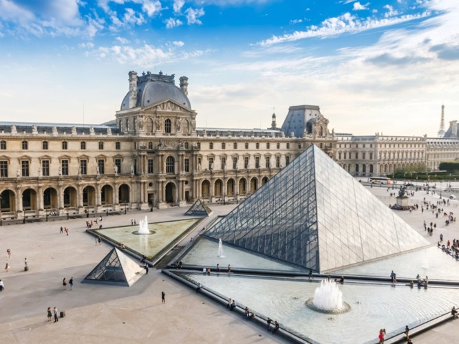 Louvre là bảo tàng nổi tiếng nhất Paris và là một trong những bảo tàng nổi tiếng nhất thế giới.