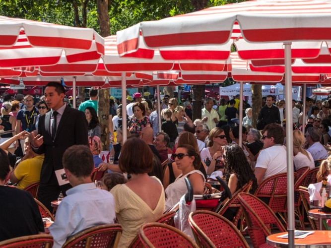 Ngay cả các quán cà phê cũng chật kín du khách.