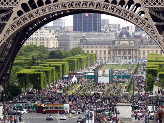 Tuy nhiên, tháp Effiel - biểu tượng của nước Pháp lúc nào cũng tấp nập du khách. Để được sử dụng một trong những thang máy đưa bạn lên đỉnh tháp, bạn có thể mất hàng giờ chờ xếp hàng hoặc đặt chỗ từ trước đó khá lâu.