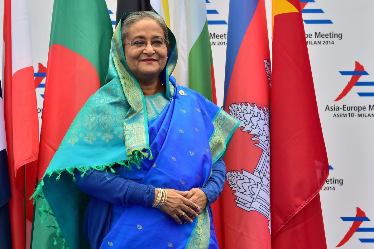 Bằng tuổi bà Clinton, đương kim Thủ tướng Bangladesh Sheikh Hasina – sinh 28/9/1947 (Định Hợi), cầm quyền từ tháng 1/2009 đến nay, trở thành người đứng đầu chính phủ lâu nhất trong lịch sử nước này. Nữ chính khách 71 tuổi sinh ra đã mang trong mình dòng máu chính trị bởi cha bà - Sheikh Mujib Rahman, được xem là người sáng lập và là tổng thống đầu tiên của Bangladesh thời độc lập (1971 - 1972). Nguồn ảnh: Millennium TV24.