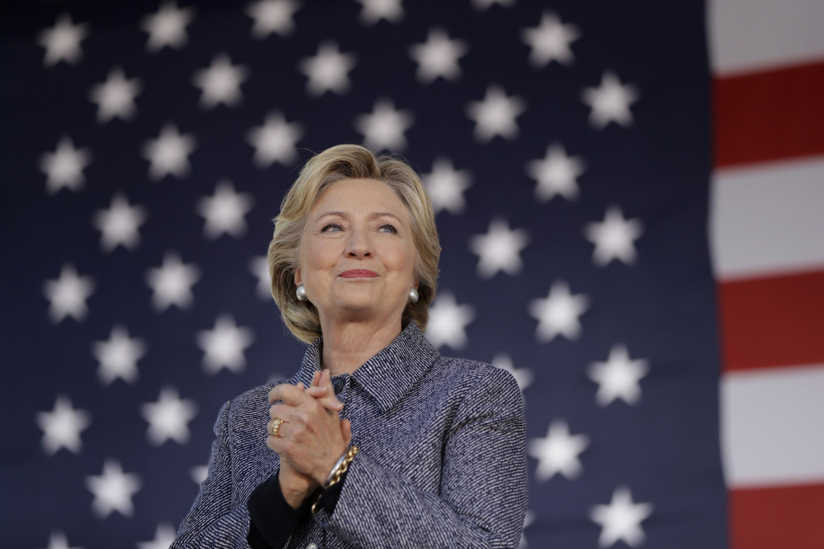 Nhắc đến bà Hillary, phải kể đến những cái “đầu tiên” khiến dấu ấn của bà trở nên vô cùng đặc biệt trên chính trường Mỹ. Hillary Clinton là đệ nhất phu nhân đầu tiên được bầu vào thượng viện và giữ ghế thượng nghị sĩ đến năm 2009 và trở thành ngoại trưởng Mỹ trong nhiệm kỳ đầu tiên của Tổng thống Barack Obama. Năm 2016, bà là ứng viên nữ đầu tiên đại diện của một đảng chính trị lớn (đảng Dân chủ) tranh cử tổng thống. Nguồn ảnh: Chicago Tribune.