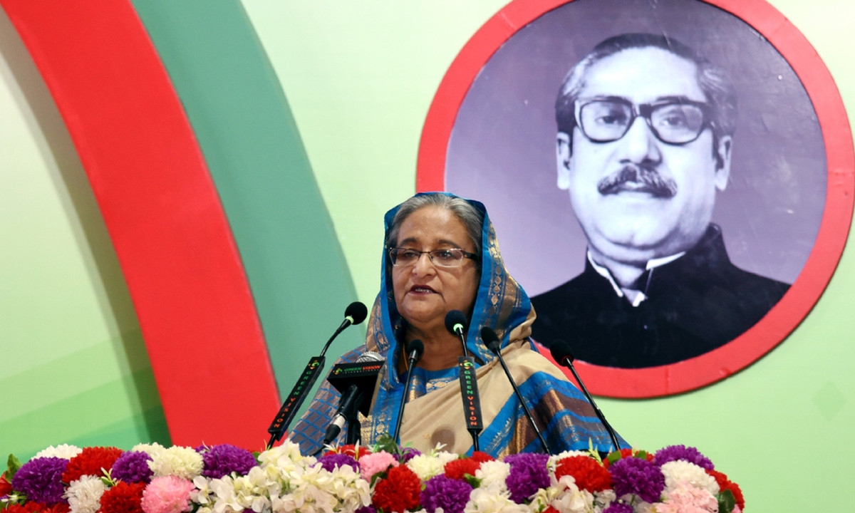 Bà Hasina đứng thứ 30 trong danh sách 100 phụ nữ quyền lực nhất thế giới của tạp chí Forbes năm 2017 và được tạp chí Time bình chọn là 100 người ảnh hưởng nhất trên thế giới vào năm 2018. Hasina hiện là thành viên Hội đồng các nữ lãnh đạo thế giới - một tổ chức gồm các phụ nữ đã và đang làm tổng thống cũng như thủ tướng của các nước. Nguồn ảnh: Bangladesh Awami League.