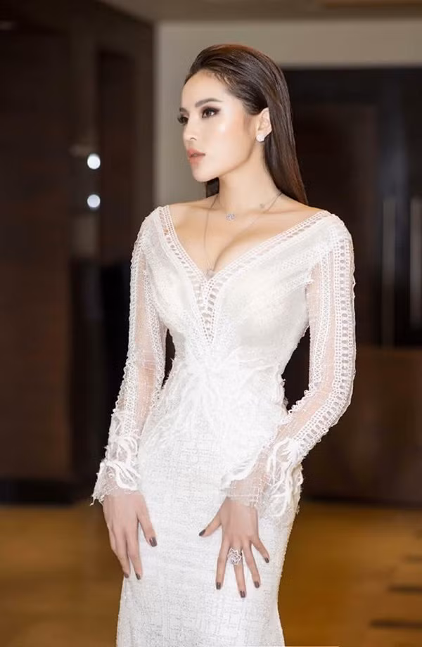 Khoe anh sam Tet, Hoa hau Ky Duyen bi nghi trung tu vong 3-Hinh-6