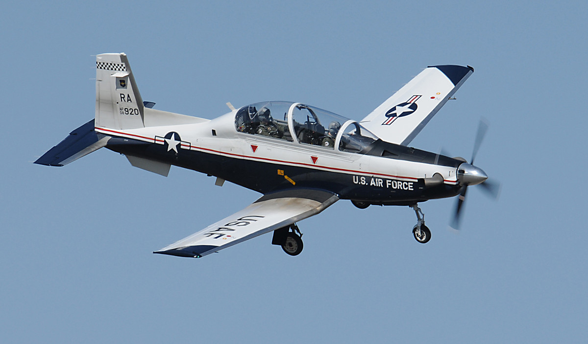 Ở một trường hợp khác nếu Việt Nam muốn mua các loại máy bay huấn luyện T-6 do các tập đoàn Mỹ sản xuất thì giao dịch này thuộc loại Mua bán Thương mại Trực tiếp (DCS), một trong hai chương trình chính để Washington chuyển giao các dịch vụ và thiết bị quốc phòng cho đồng minh và đối tác. Nguồn ảnh: jbsa.mil.