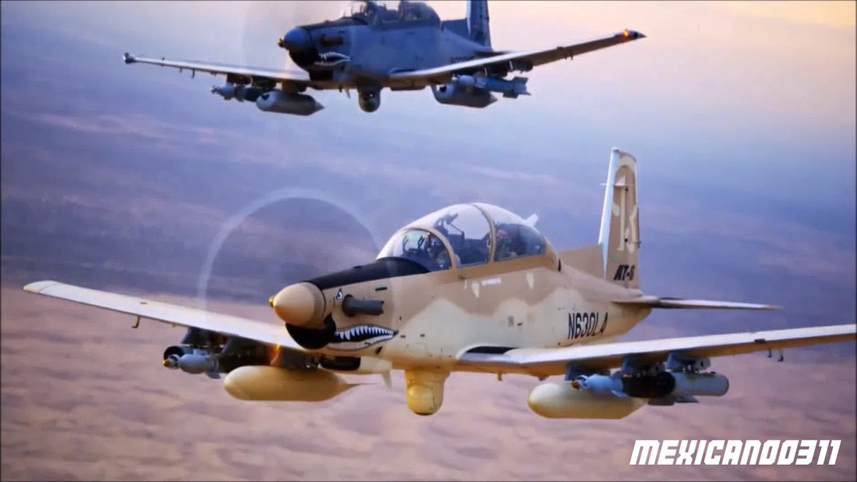 Ngoài phiên bản huấn luyện, T-6 Texan II còn có biến thể máy bay cường kích tấn công mặt đất được định danh là AT-6B Wolverine. Máy bay được trang bị 6 giá treo ngoài để mang pod súng máy, rocket hydra cỡ 70 mm và bom dẫn đường bằng laser, thậm chí cả tên lửa không đối không tầm ngắn AIM-9 Sidewinder cho mục đích tự vệ. Nguồn ảnh: AirTeamImages.com.