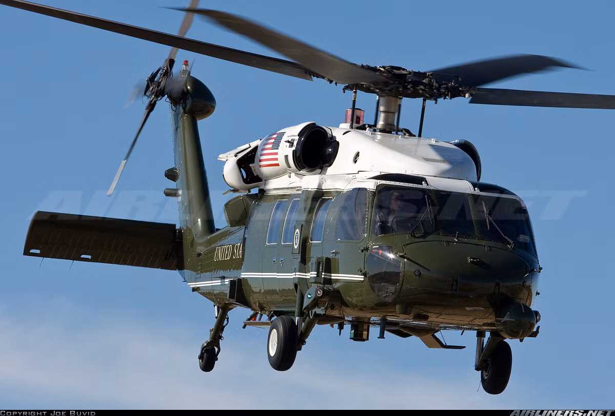 VH-60N Marine One được trang bị hệ thống thông tin liên lạc mã hóa để duy trì liên lạc giữa tổng thống, Nhà Trắng và Lầu Năm Góc trong mọi tình huống. Hệ thống điện tử trên trực thăng có khả năng chống chịu xung điện từ tạo ra từ vụ nổ hạt nhân và bom xung điện. Nguồn ảnh: Airliners.net