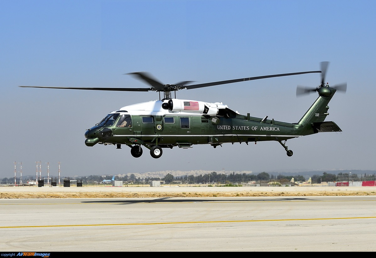 Sở dĩ như vậy một phần vì VH-60N có kích thước nhỏ, hiện đại hơn và dễ dàng chuyên chở bên trong máy bay vận tải quân sự C-17 Globemaster III. VH-60N được trang bị các tính năng phòng thủ như một "pháo đài". Nguồn ảnh: Airplane Pictures.