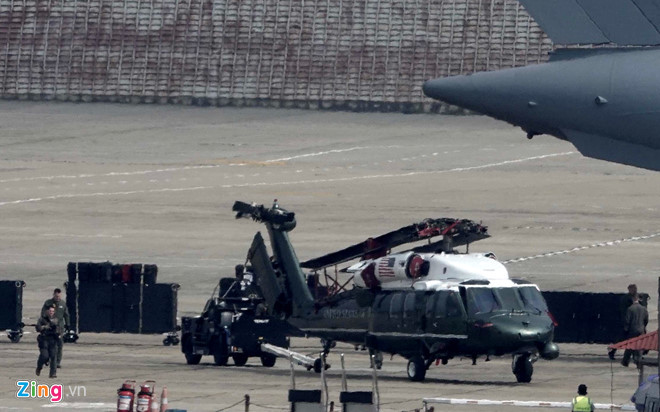 Trong đó Marine One là một trong những phương tiện di chuyển chính của Tổng thống Mỹ và thành viên gia đình, quan chức cấp cao trong những chuyến công du trên những chặng đường ngắn ở trong, hoặc ngoài nước Mỹ. Trong ảnh là chiếc Marine One phiên bản VH-60N vừa được chuyển đến Nội Bài hôm 20/2 vừa qua. Nguồn ảnh: Zing.vn