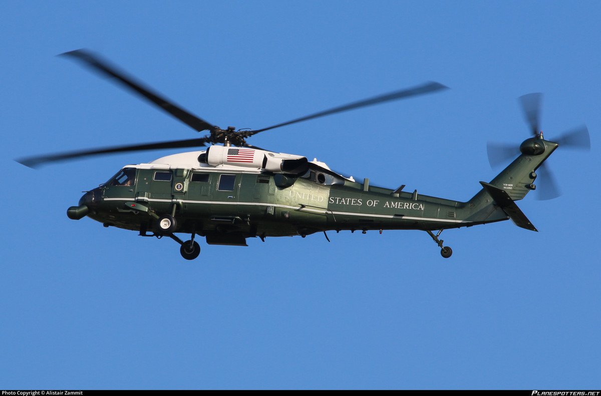 Thân máy bay được bọc giáp với khả năng chống đạn súng trường và vũ khí cá nhân. Ngoài ra, nó còn được lắp một loạt cảm biến cảnh báo và phòng thủ tên lửa tầm nhiệt. Nó cũng có các hệ thống gây nhiễu cực mạnh để đánh lạc hướng tên lửa dẫn đường bằng radar. Nguồn ảnh: Plane Spotters.