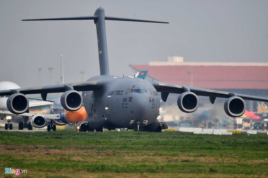 Theo đó chiều qua (20/2), máy bay vận tải quân sự C-17 Globemaster III của Không quân Mỹ đã chở chiếc trực thăng Marine One đầu tiên đến sân bay Quốc tế Nội Bài, cùng nhiều phương tiện hậu cần khác phục vụ cho chuyến công du của Tổng thống Mỹ Donald Trump trong suốt thời gian diễn ra hội nghị Thượng đỉnh Mỹ - Triều lần 2. Nguồn ảnh: Zing.vn